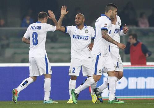 Palacio e Jonathan si danno il cinque. Mai tanto feeling tra brasiliani e argentini... LaPresse